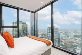 180 Degrees City Views, 2BR Apartment with Pool, Spa and Gym